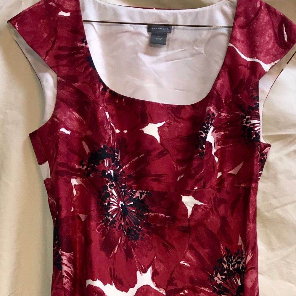 RED FLORAL SHIFT DRESS BY ANN TAYLOR SIZE 6